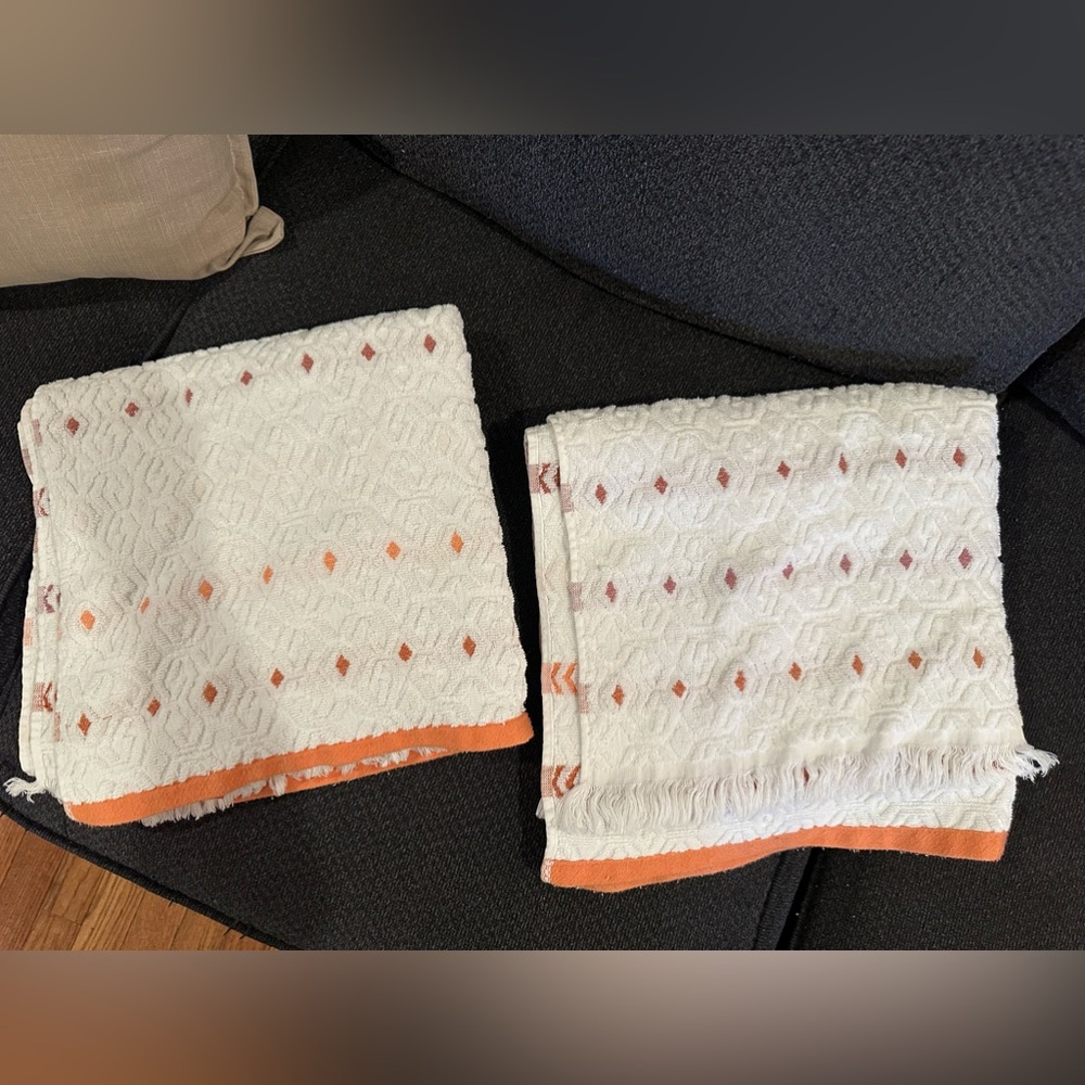 Opalhouse White and Orange Patterned Bath Towels set of 2